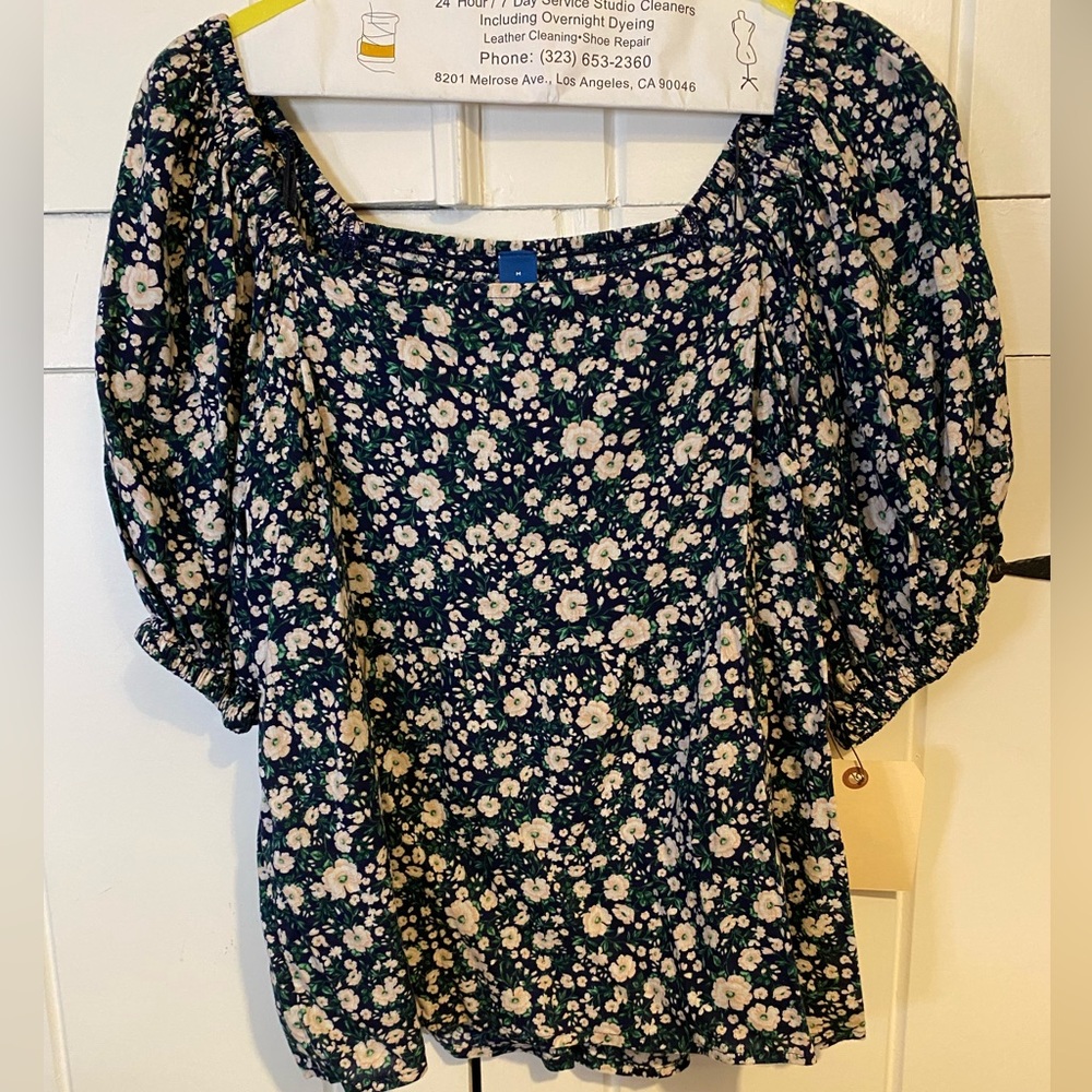 Old Navy Cute Spring Navy and White Floral Shirred Elastic Bodice Top. Size M